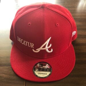 ATLANTA BRAVES. SNAPBACK HAT. BRAND NEW. NEW ERA. RED